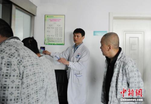 资料图:某心理医院医务人员将患者带到康复科。张瑶 摄