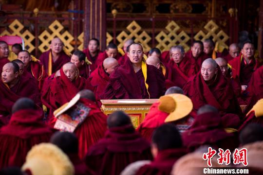4月7日,2017年度藏传佛教学经僧人考核晋升格西拉让巴学位立宗颁证活动的评委。 何蓬磊 摄