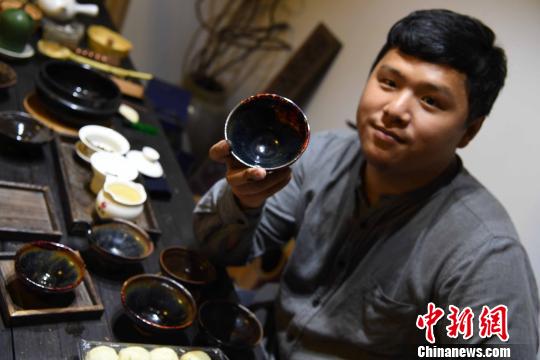 吴启彬称,每次花近2个月时间,用传统脱胎漆艺修缮好一件建盏是自己最开心的事情。 刘可耕 摄