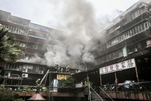 台北市中华路二段的老旧公寓发生火警。台湾《联合报》记者杨万云/摄影