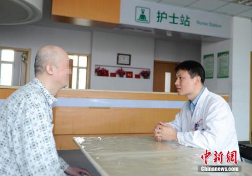 资料图:患者与心理医院医务人员交流。张瑶 摄
