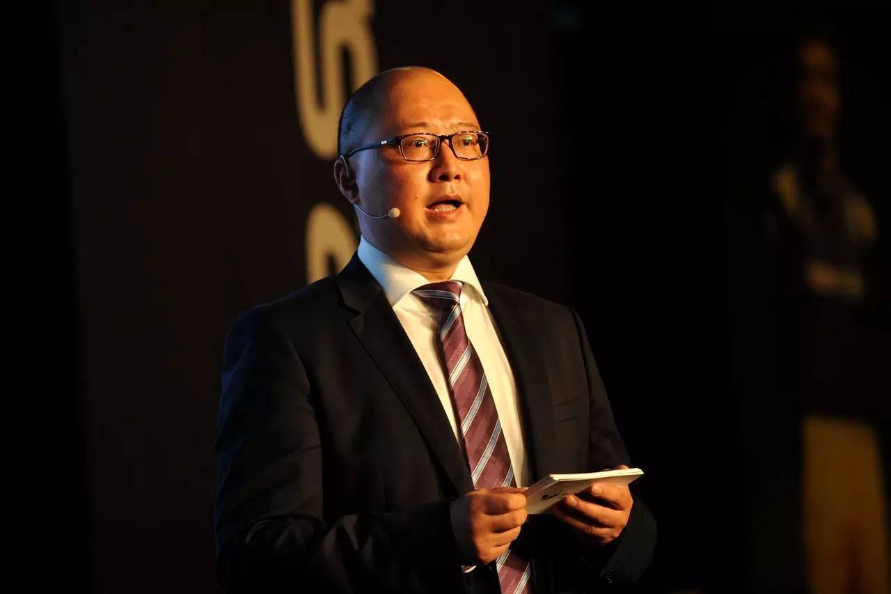 雷诺帅气F1车手亮相上海 经典老爷车交相辉映