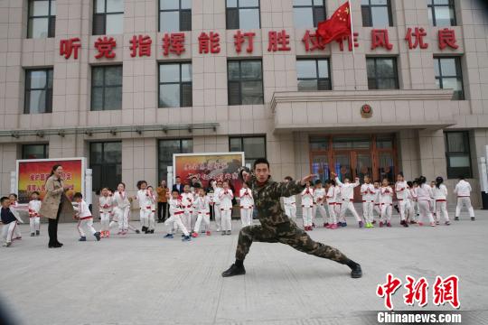 哈尔滨50余名师生走进军营体验生活 强化国防意识。 马铭远 摄