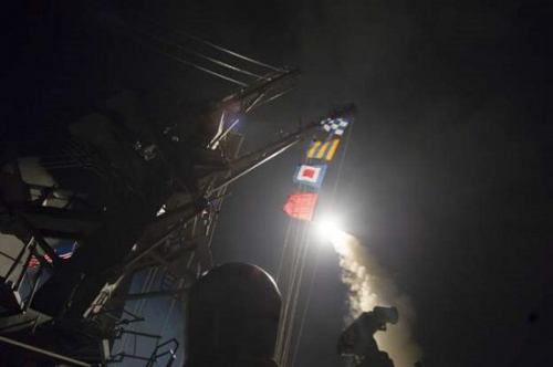 美军从波特号和罗斯号驱逐舰上发射“战斧”巡航导弹，打击叙利亚空军基地。 图片来源：五角大楼