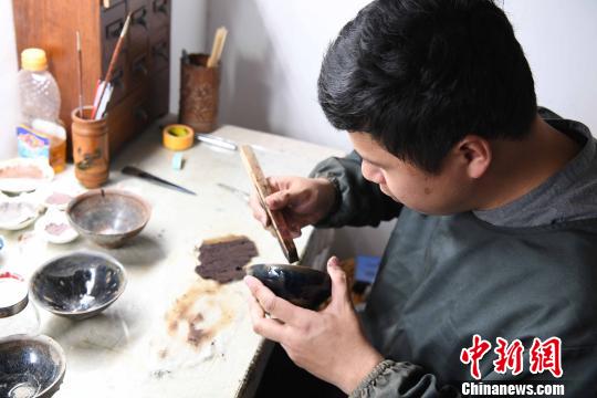 每天经常花在修缮的时间长达十多个小时,对于29岁的福州脱胎漆艺器物修缮师吴启彬来说,乐此不疲。 刘可耕 摄