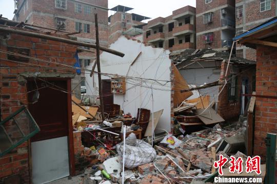 南宁一居民房突发爆炸致房屋坍塌 3人紧急送医(图)