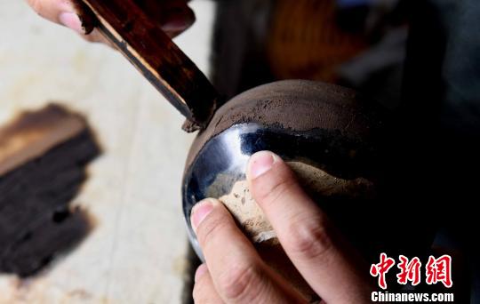建盏等破损器物采用福州脱胎漆艺修缮技艺进行修复,需经过58道程序。 刘可耕 摄