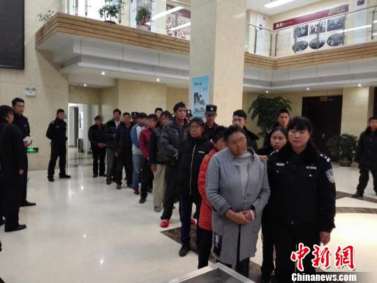 图为警方刑拘11人。　钟欣 摄