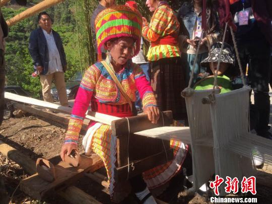 傈僳族人口_傈僳族澡塘会图片