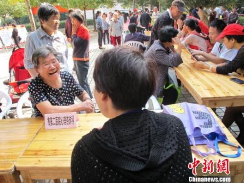资料图心理咨询服务进社区。施羽纯 摄