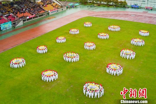 开幕式团体操震撼上演。 寒单 摄