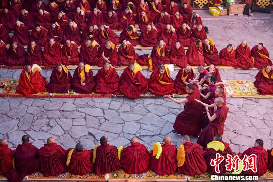4月7日,藏传佛教格鲁派各大寺庙的僧人们向获得格西拉让巴学位的僧人提出问题进行答辩。 何蓬磊 摄