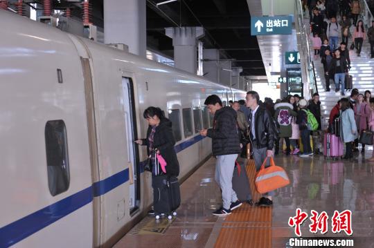 图为高铁方便民众出行 张伟明 摄
