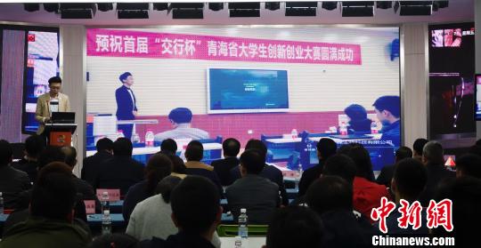 图为李奇霖向在座的在校大学生们分享了自己的创业创业历程。 孙睿 摄