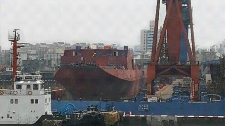 点击查看大图 正在建造中的第五艘071型两栖登陆舰