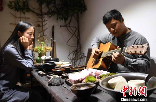 工作闲暇之余,吴启彬总会捧起吉他为相恋的女友奏上一曲。 刘可耕 摄