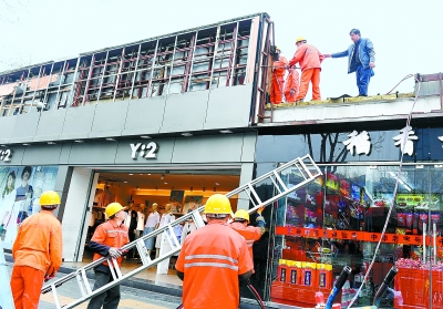 西单横二条清退最火小吃街 93处牌匾下架|绿