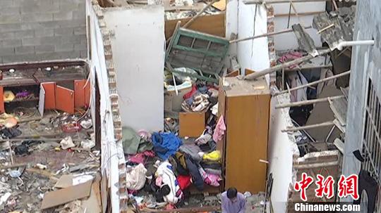 南宁一居民房突发爆炸致房屋坍塌 3人紧急送医(图)