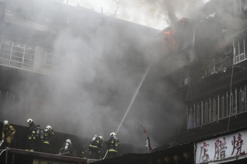 台北市中华路二段的老旧公寓发生火警。台湾《联合报》记者杨万云/摄影