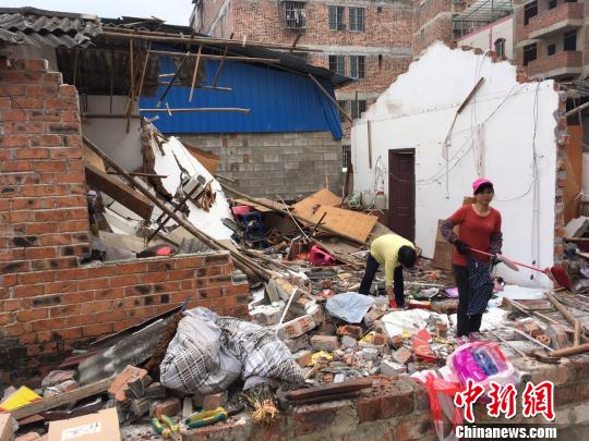 南宁一居民房突发爆炸致房屋坍塌 3人紧急送医(图)