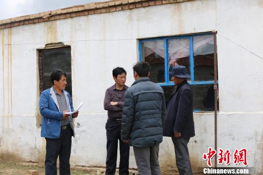 图为工作人员危房改造入户调查。 资料图