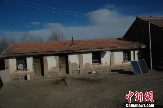 图为改造前的农村困难群众住房。 资料图 摄