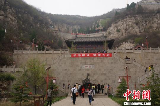 游客游览五岩山景区。 韩章云 摄