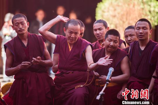 4月7日,藏传佛教格鲁派各大寺庙的僧人们向获得格西拉让巴学位的僧人提出问题进行答辩。 何蓬磊 摄
