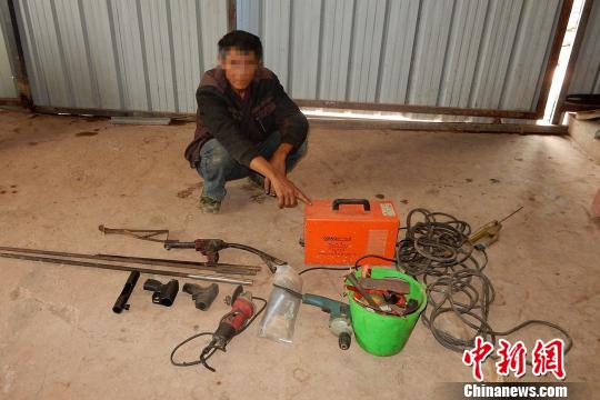 犯罪嫌疑人指认作案工具。 蒋碧和 摄