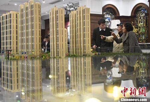 資料圖:置業顧問為民眾推薦商品房戶型。 中新社記者 韋亮 攝