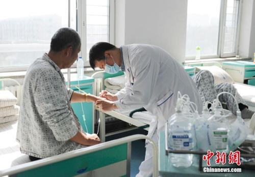 资料图:心理医院医务人员为患者治疗。张瑶 摄
