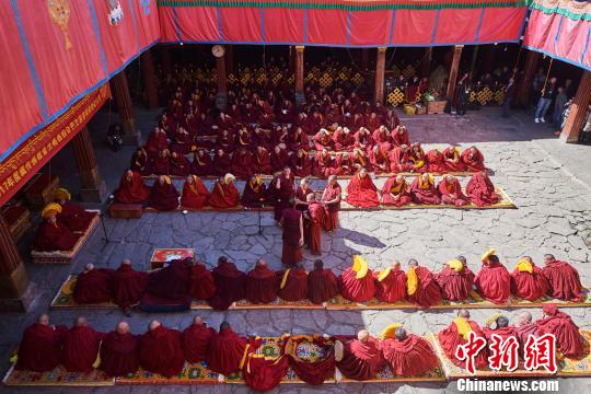 4月7日,藏传佛教格鲁派各大寺庙的僧人们向获得格西拉让巴学位的僧人提出问题进行答辩。 何蓬磊 摄