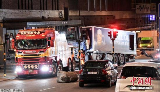 图为撞向人群的卡车。瑞典首相勒文表示，所有迹象显示，斯德哥尔摩发生的卡车撞人事件是“一场恐怖袭击”。