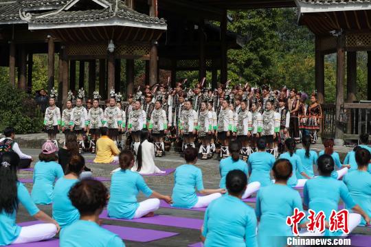 贵州黎平首届瑜伽文化交流艺术节现场 贺俊怡 摄