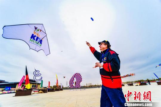 图为一位美国选手正在放飞风筝。 王斌银 摄