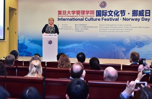 挪威首相索尔贝格到访复旦大学出席首届国际文