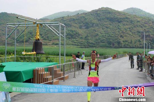 “西望山(中国?息烽)国际越野跑挑战赛”由贵州省体育局主办,贵州省山地户外运动管理中心、贵阳市体育局、息烽县人民政府承办。挑战赛参赛选手规模1000余人,其中2个竞赛组共400人,体验组600人。越野跑起点、终点均在西山镇鹿窝美丽乡村湿地公园广场,赛道分布在息烽西望山山脉及周边村寨,爬行高度从海拔900米到1600米,西望山风光和美丽乡村景致尽收眼底。 蒲文思 摄