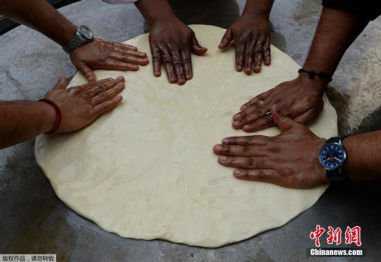 印度民众制作巨无霸油饼 欲挑战印度记录