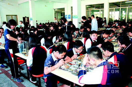 济南市东方双语实验学校校本部有学生食堂。(资料片) 齐鲁晚报·齐鲁壹点 记者李飞摄