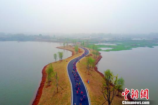 中国自行车联赛湖北枝江鸣枪 车手田园驰骋|香