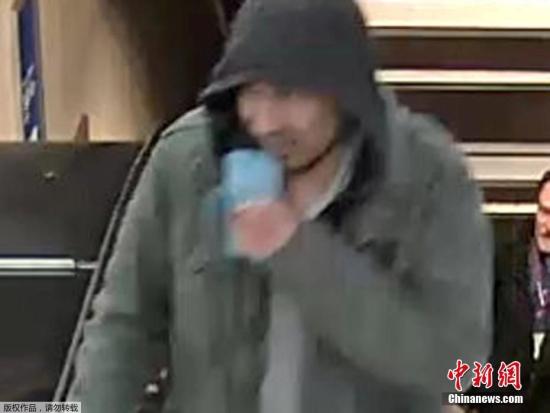 当地时间4月7日，瑞典警方公布了斯德哥尔摩恐袭案嫌犯的监控视频截图。瑞典首都斯德哥尔摩市中心7日下午发生卡车冲撞人群事件，瑞典警方过后证实已有5人死亡，另有多人受伤。