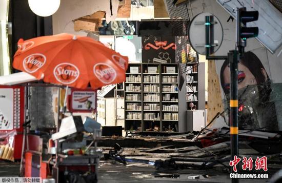 资料图：遭卡车撞击的商场店铺受损严重。皇后大街是斯德哥尔摩一条著名商业步行街，许多大商店都聚集于此。