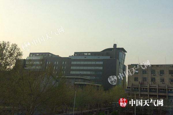 今天早晨,北京出现轻雾,地面像蒙上了纱幔。