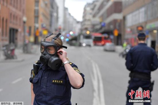 瑞典警方当地时间4月7日称，一辆卡车当天冲入首都斯德哥尔摩市中心人群，5人在这起事件中丧生。
