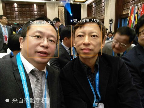 出了款App:能根据自拍表情推荐贴纸和文字|贴