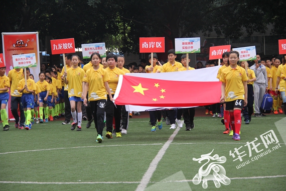校园足球嘉年华嗨翻全场 未来大师绿茵场上显