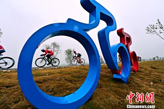自行车赛已成为枝江市一张体育旅游名片。 刘康 摄
