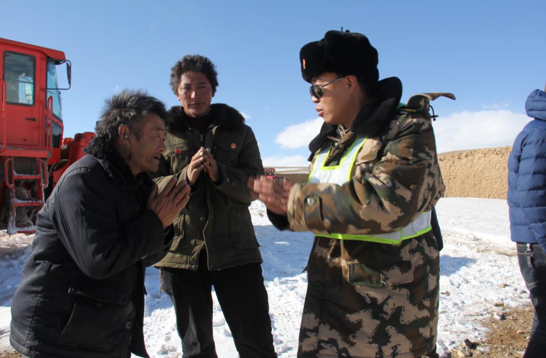 西藏阿里多名群众被大雪围困 武警官兵紧急救援