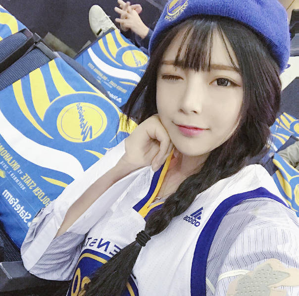 萝莉脸魔鬼身材 网红嫩模练成健身女神