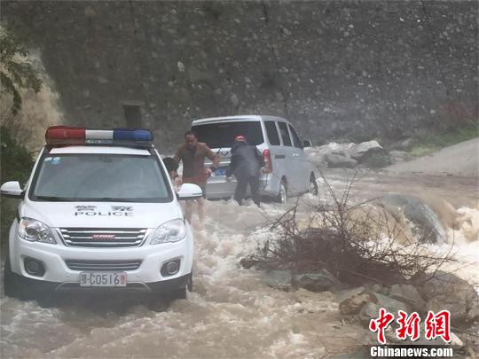 湖北十堰大川镇民警救助被困水中的车辆 宋建彬 摄